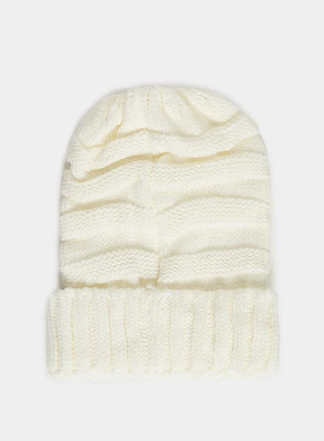 ستايلي قبعة بينيه محبوكة ومزينة بشارة